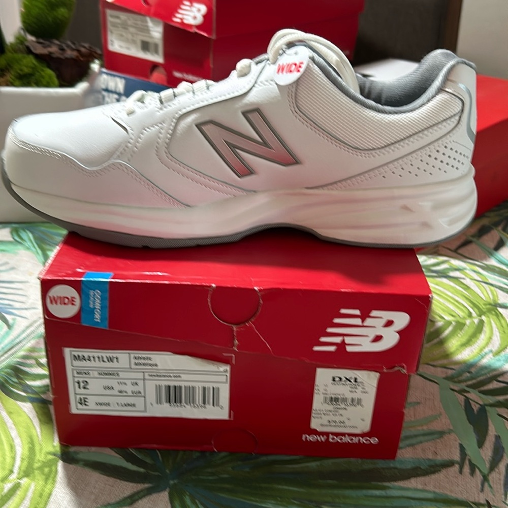 Men’s tennis shoe’s